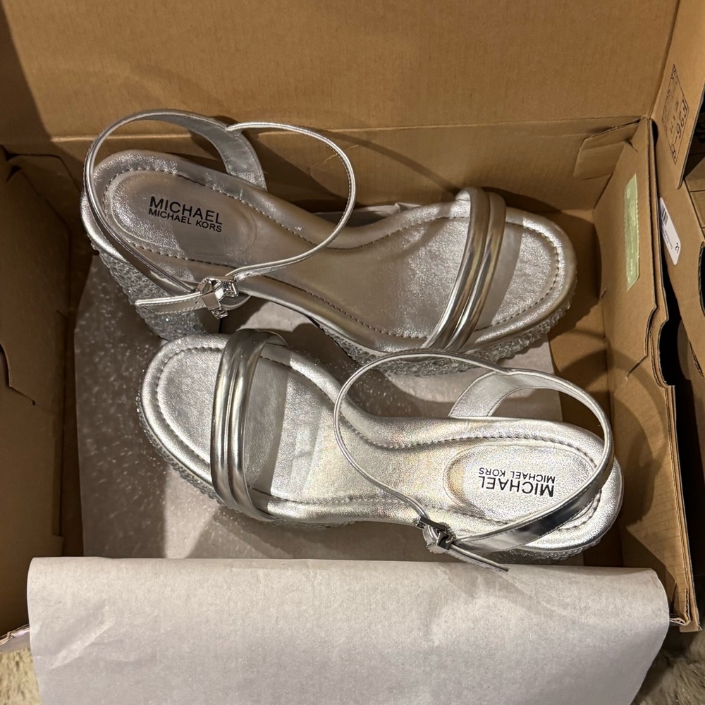 ✨ NIB Michael Kors Silver Platform Women Shoes ✨
✨ Size 9.5 ✨ - Picture 5 of 8